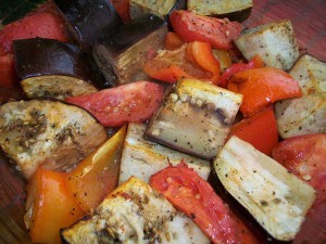 Печеные овощи. Баклажаны, томаты и перцы запеченные в духовке: фото к шагу 5.