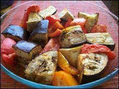 Печеные овощи. Баклажаны, томаты и перцы запеченные в духовке: фото к шагу 4.