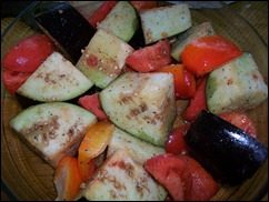 Печеные овощи. Баклажаны, томаты и перцы запеченные в духовке: фото к шагу 3.