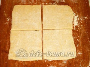 Слойки с яйцом и рисом: Разделить тесто на равные квадратики
