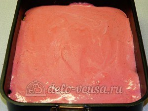 Пирог с красной смородиной: Выливаем на корж начинку