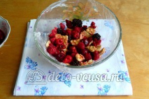 Желейный торт со сметаной: Выложить на пленку ягоды и печенье