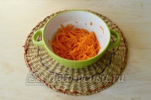 Суп с фрикадельками в мультиварке: Натереть морковь