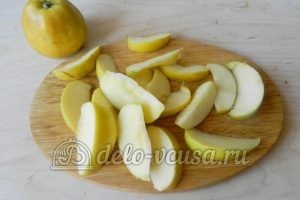 Пирог-перевертыш с яблоками: Порезать яблоки