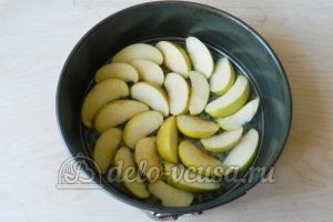 Пирог-перевертыш с яблоками: Кладем яблоки на дно формы
