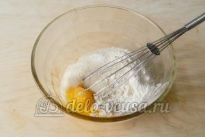 Торт Наполеон с заварным кремом: Соединить сахар и яйца