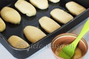 Пирожки с яйцом и луком в духовке: Смазать яйцом