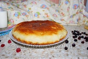 Дрожжевой пирог с малиной: Выложить пирог на блюдо