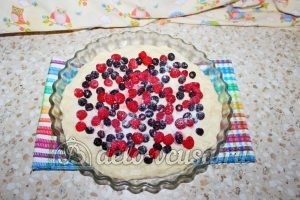 Дрожжевой пирог с малиной: Посыпать сахаром