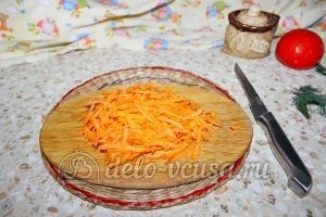Щи из квашеной капусты в мультиварке: Натереть морковь