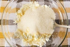 Сырники с кукурузной мукой: Добавить соль и сахар