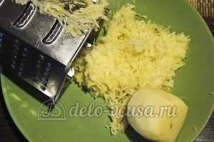 Картофельные драники с мясом: Натереть картошку