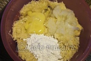Картофельные драники с мясом: Соединить ингредиенты