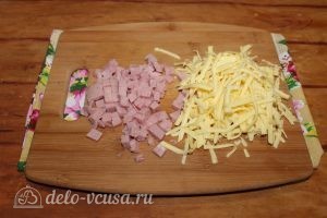 Блины с ветчиной и сыром: Измельчить сыр и ветчину