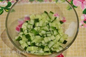 Куриный салат с огурцами и горошком : Порезать огурцы