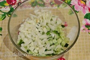 Куриный салат с огурцами и горошком: Измельчить лук