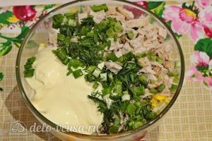 Куриный салат с огурцами и горошком: Добавить зелень