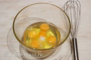 Омлет в микроволновке: Разбиваем в миску яйца и добавляем соль