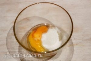 Пирог со смородиной в мультиварке: К яйцам добавить сахар