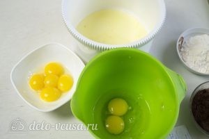 Шоколадный торт с заварным кремом: Разделить яйца
