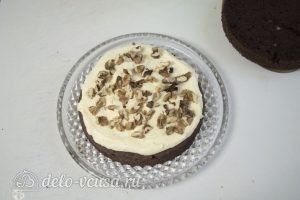 Шоколадный торт с заварным кремом: Промазать корж кремом