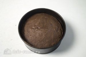 Шоколадный торт с заварным кремом: Остудить и разрезать бисквит