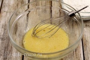 Блины с медом: Добавляем соду, соль и растительное масло