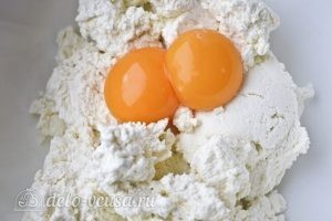 Запеканка с йогуртом: Добавляем желтки