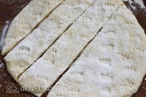 Печенье на кефире: Нарезаем тесто