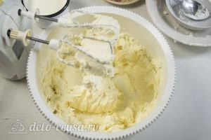 Сливочно-сырный крем: Взбиваем до однородности
