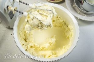 Сливочно-сырный крем: Добавляем холодные сливки