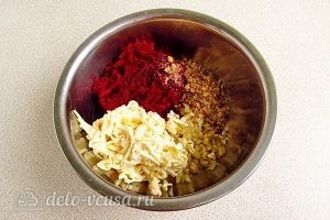 Салат из свеклы с плавленым сыром и чесноком: Соединить все ингредиенты