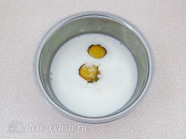 Овсяная запеканка с яблоками: Соединить яйца и молоко