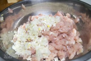 Рубленные куриные котлеты с сыром: Измельчить лук и мясо