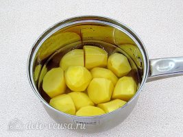 Картофельная запеканка с рыбными консервами: Почистить картошку