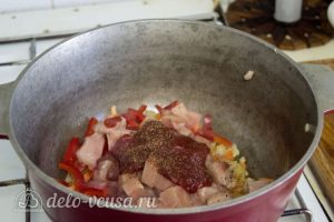 Нудли с картошкой и мясом: Добавить мясо и перец