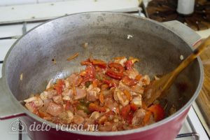 Нудли с картошкой и мясом: Добавить томатную пасту