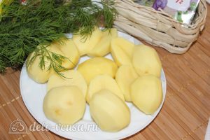 Тушеная баранина с картофелем: Почистить картофель