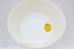 Блинчики Креп Сюзетт с апельсиновым соусом: Вбить яйцо в молоко