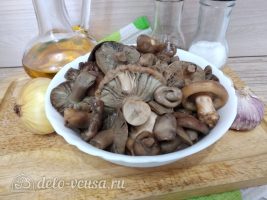Жареные грибы с чесноком: Ингредиенты