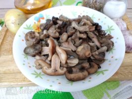 Жареные грибы с чесноком: Порезать грибы