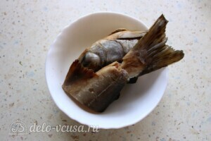 Наваристый рыбный суп с пшеничной крупой: фото к шагу 6.