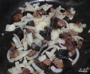 Мясо в горшочках с грибами и сыром - фото шаг 2