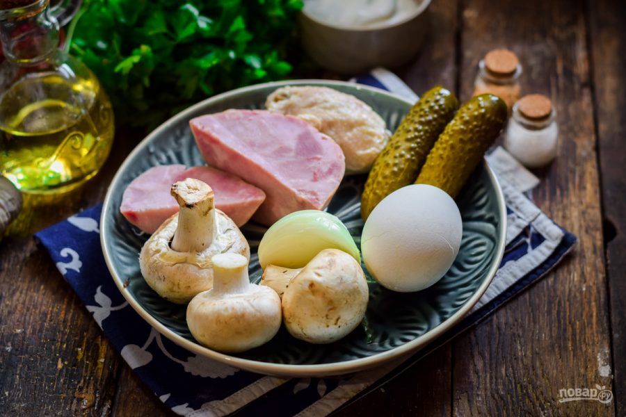 Ингредиенты для салата с курицей, грибами и ветчиной