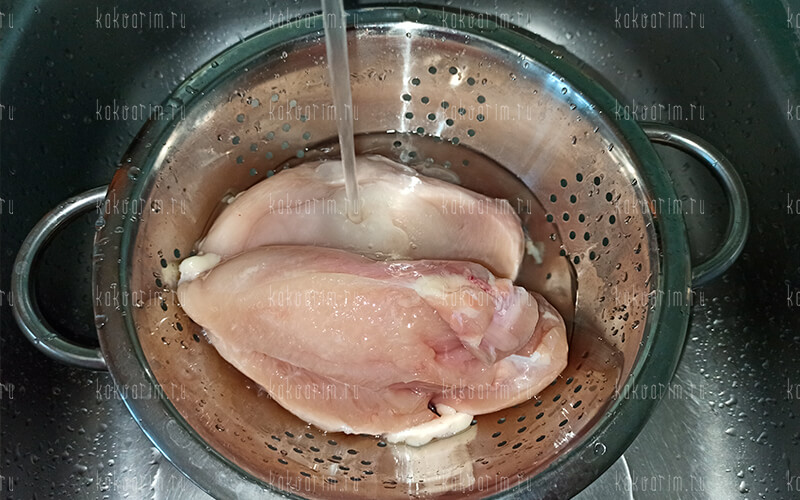 Сколько времени варить кур грудку. Курица для варки. Куриная грудка варится. Варка куриного филе. Куриное филе в кастрюле.