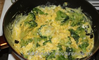 Брокколи с яйцами на сковороде – шаг 6