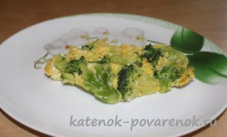 Брокколи с яйцами на сковороде – шаг 8