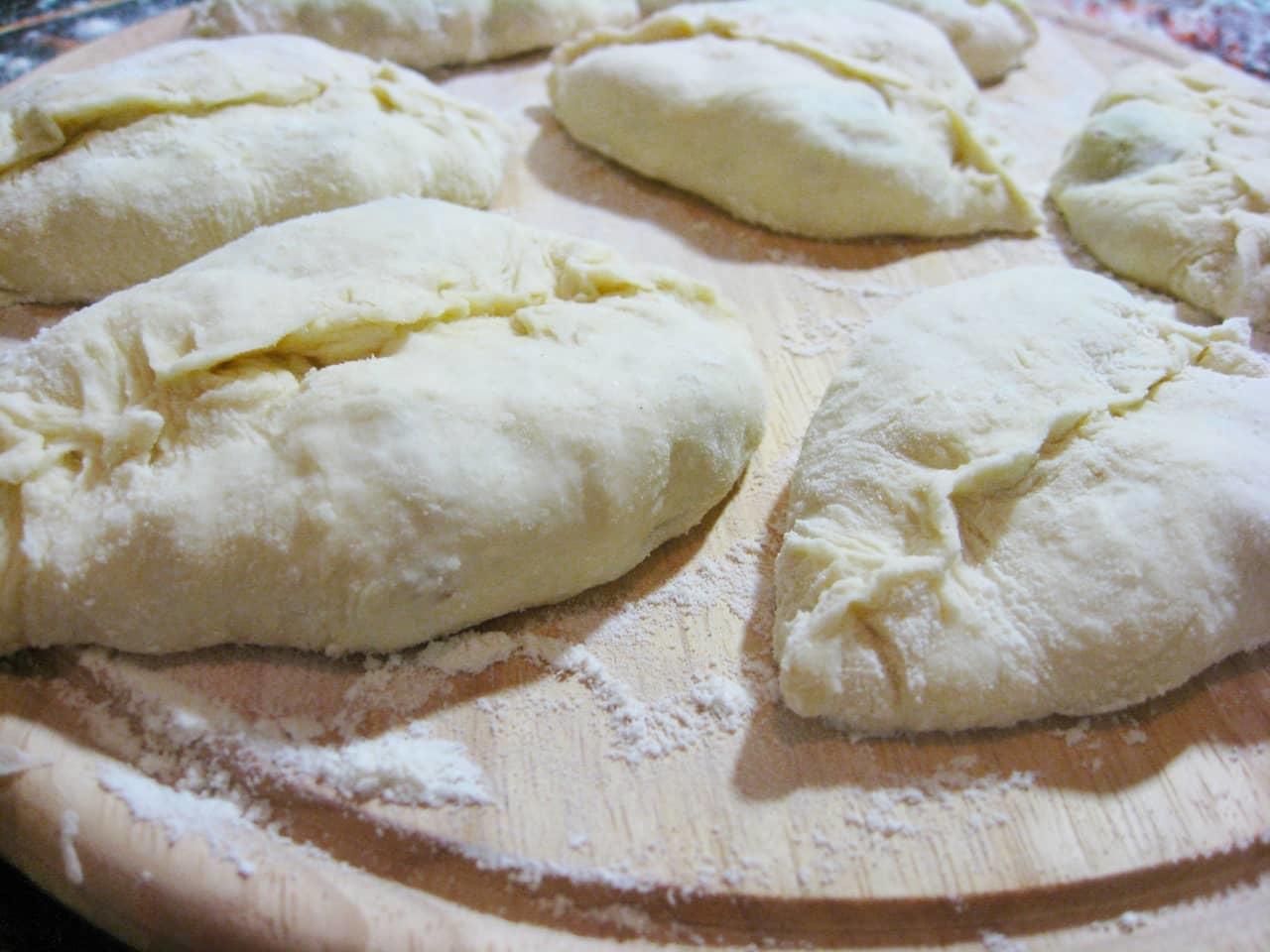 После того, как тесто побыло в теплом месте 1,5 часа, можно приступать к формированию пирожков