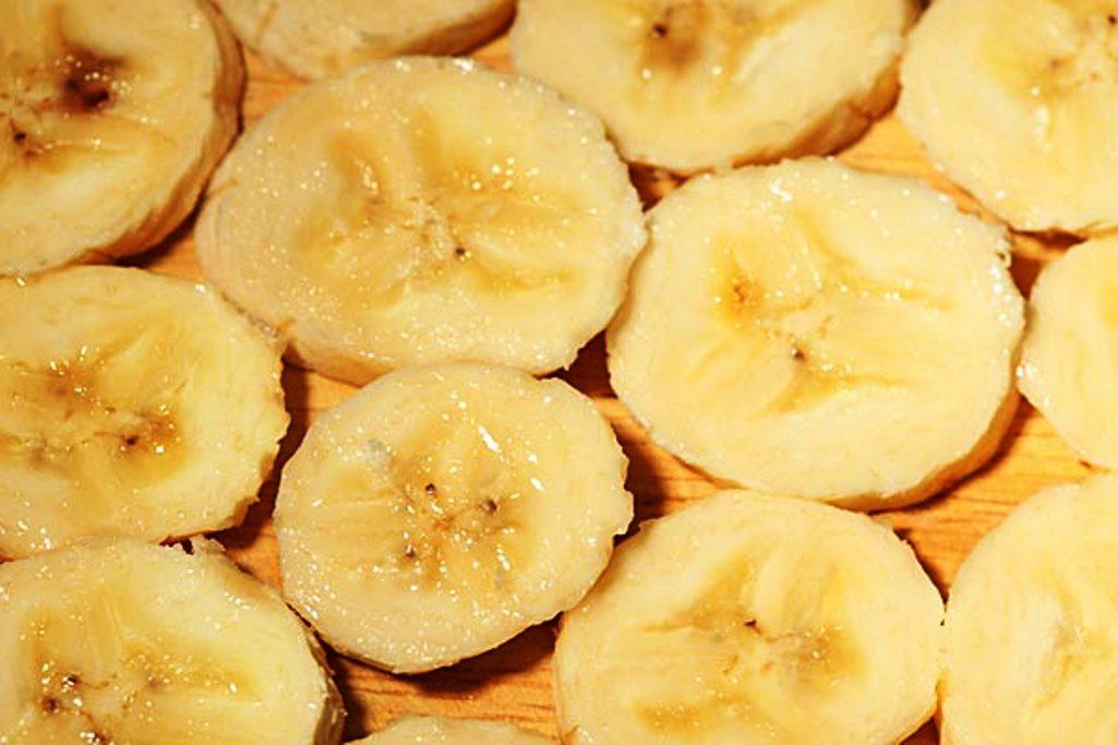 Для приготовления банановых оладий следует взять несколько спелых бананов, очистить их от кожуры и нарезать на средние кусочки