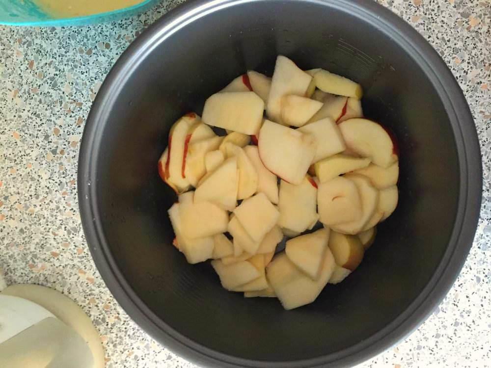 Поверх теста выкладываем нарезанные в начале яблоки